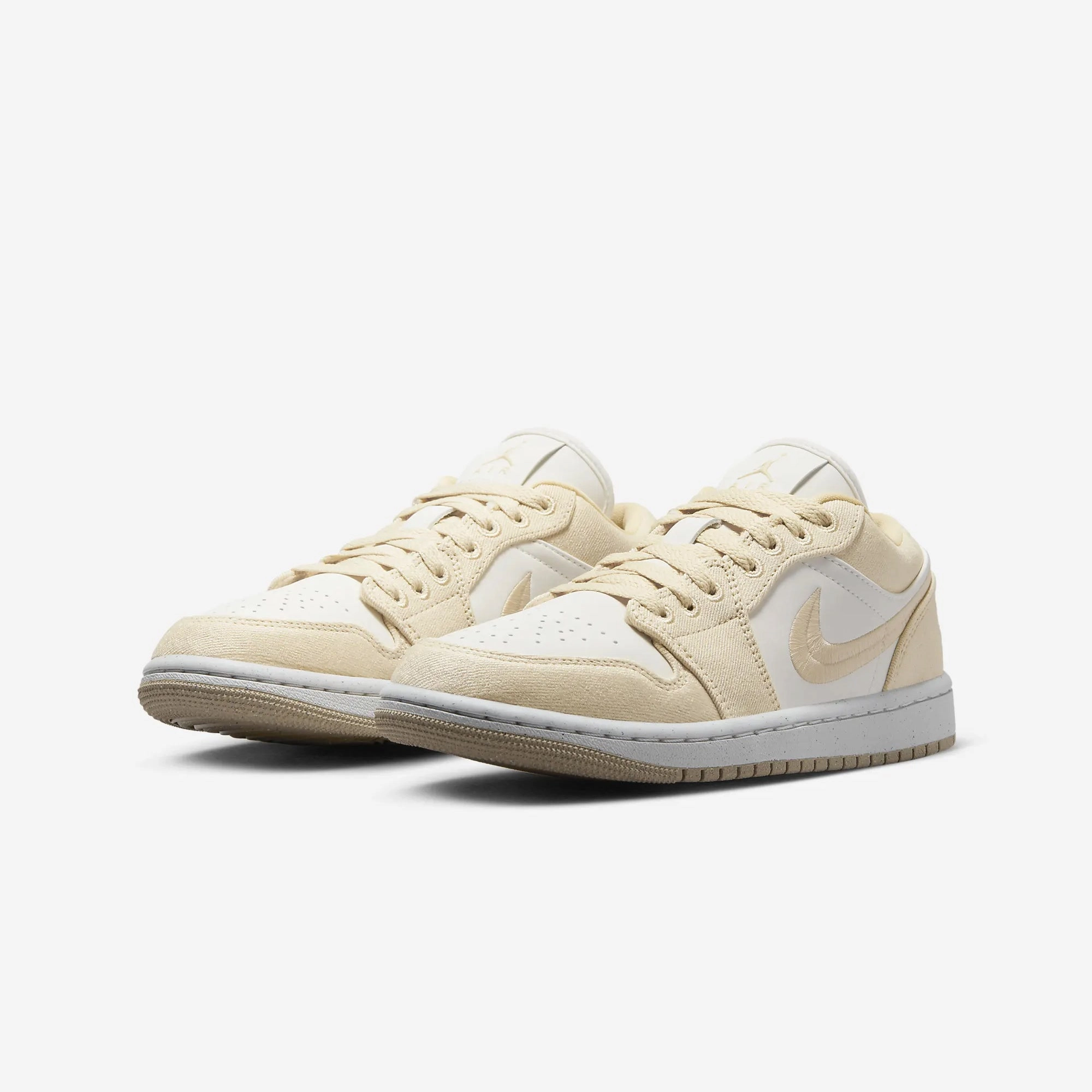 Jordan | AIR JORDAN 1 LOW SE  { TEAM GOLD/SAIL