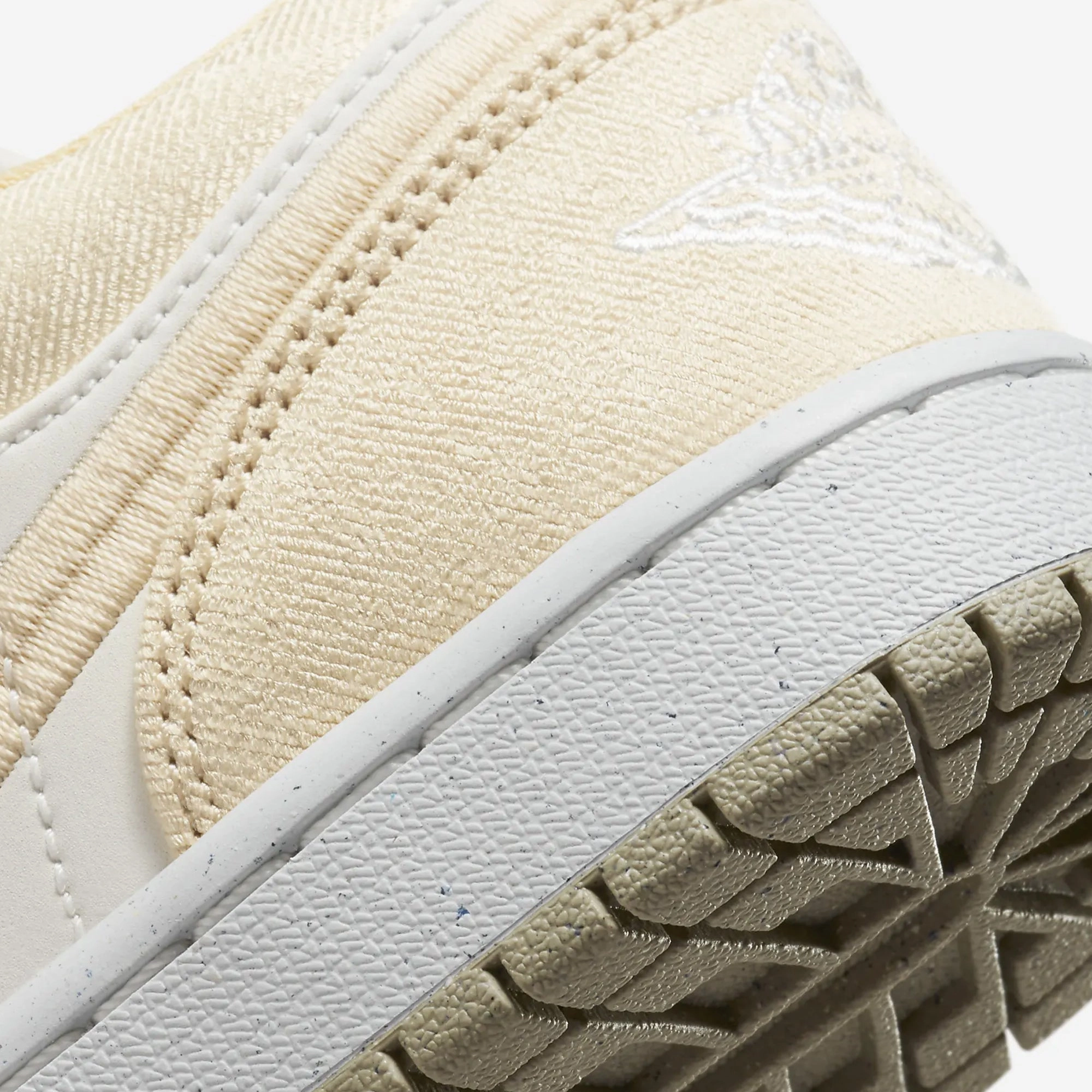 Jordan | AIR JORDAN 1 LOW SE  { TEAM GOLD/SAIL