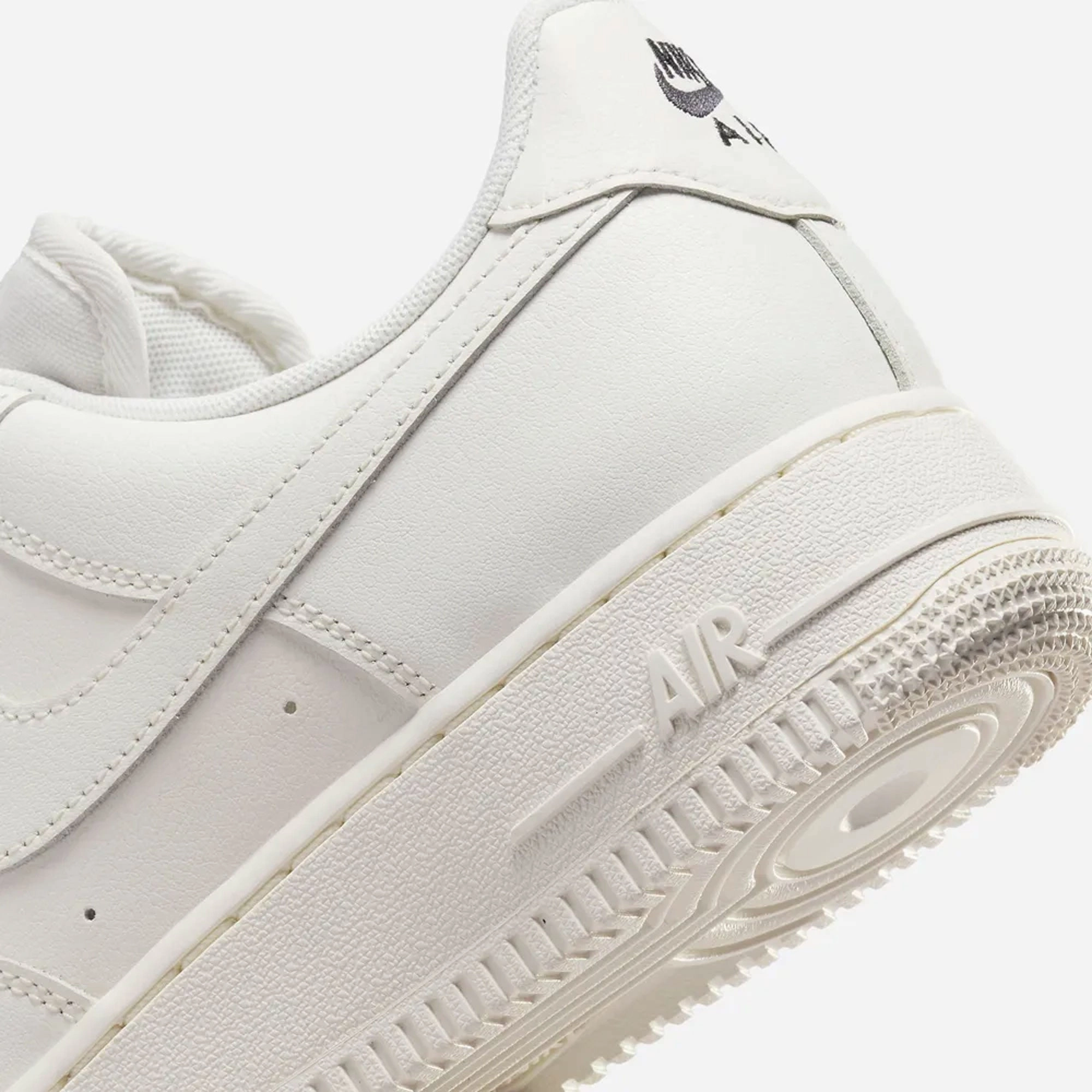 NIKE | AIR FORCE 1 '07 ESSENTIAL { SAIL/SAIL-BLACK
