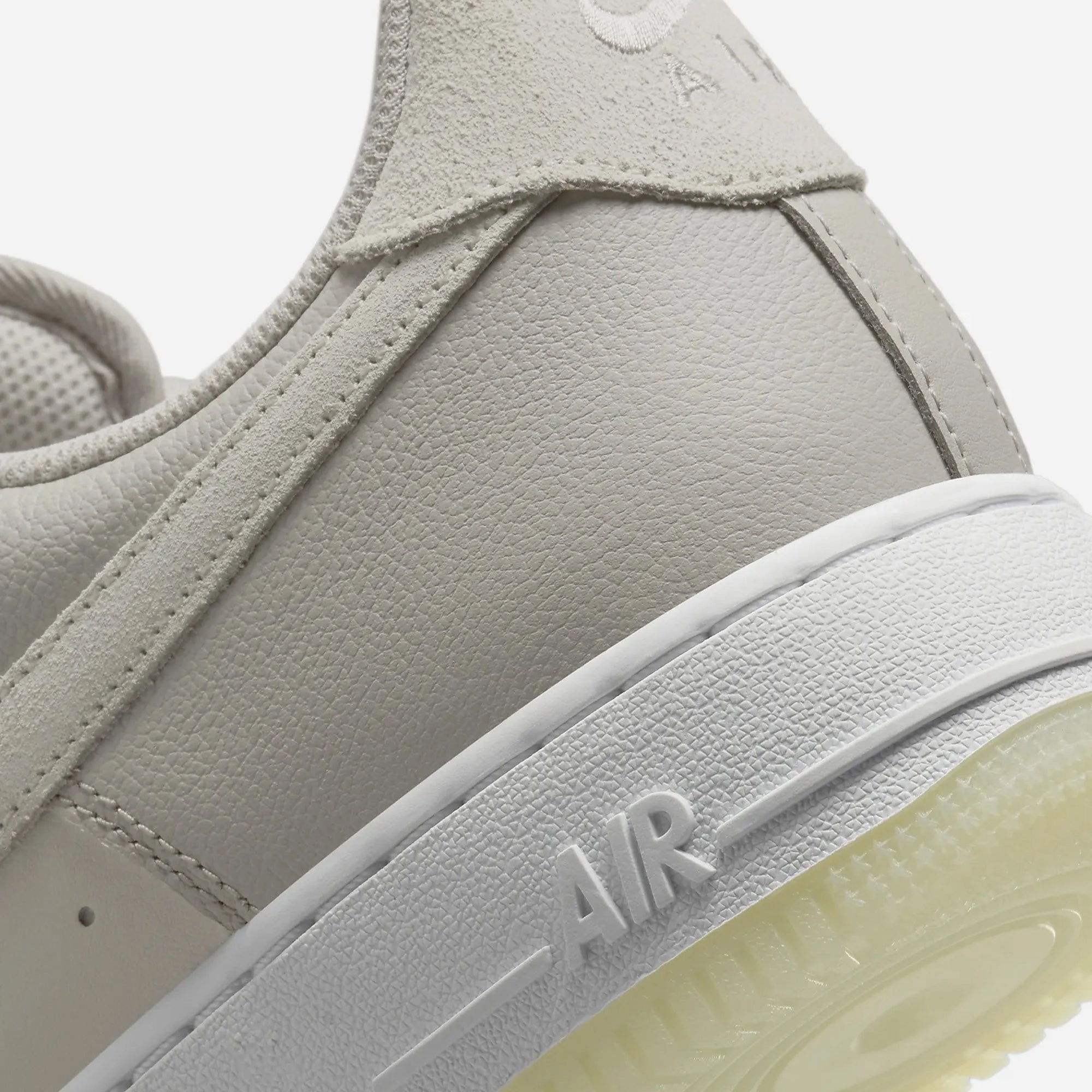 Nike | AIR FORCE 1 '07 LV8 { LIGHT BONE/SUMMIT WHITE-LT IRON ORE