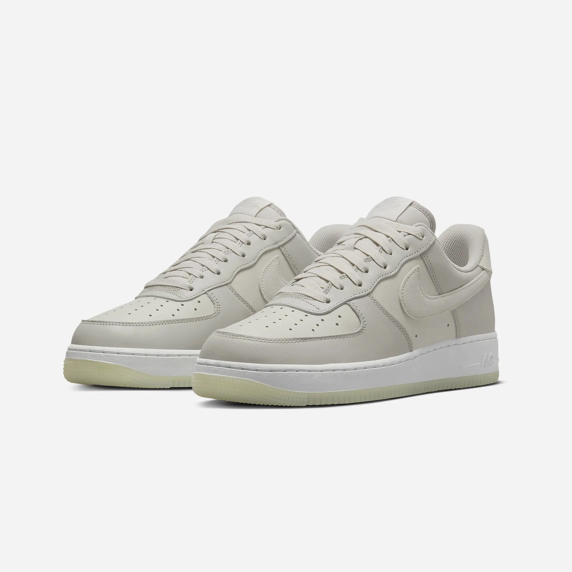 Nike | AIR FORCE 1 '07 LV8 { LIGHT BONE/SUMMIT WHITE-LT IRON ORE