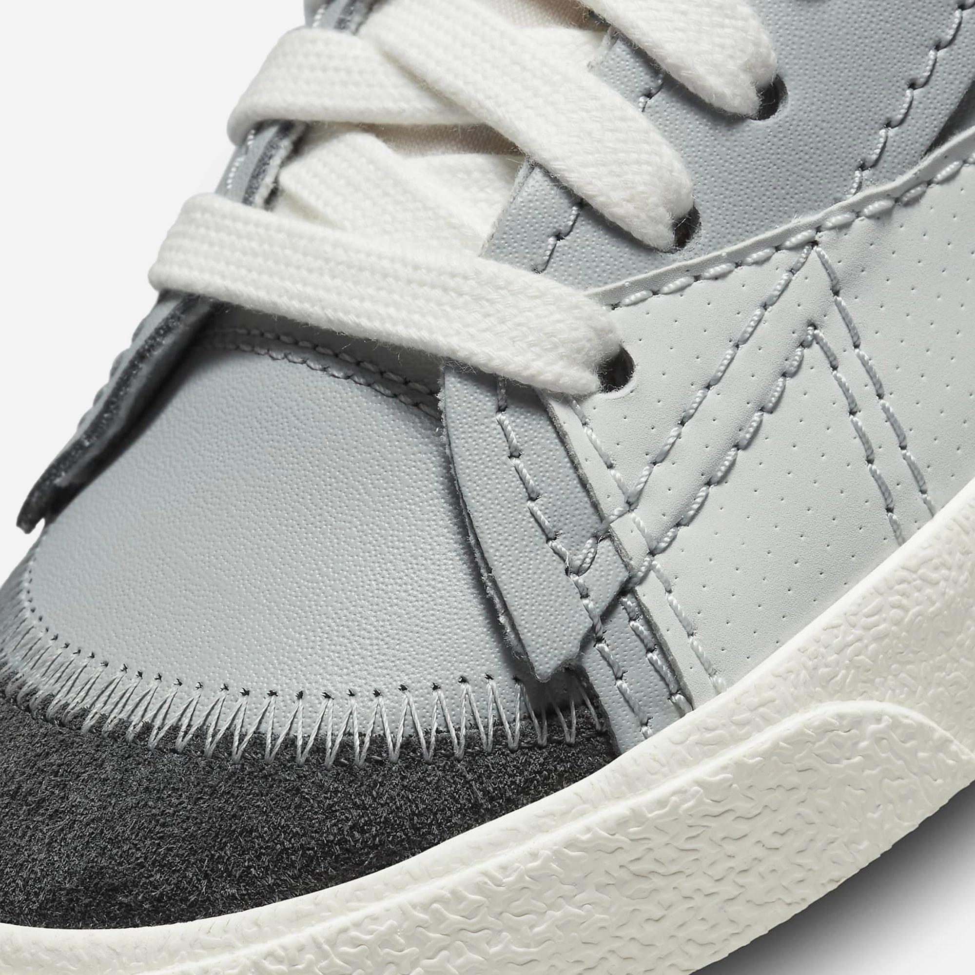 Nike | BLAZER LOW '77 JUMBO SE { LT SMOKE GREY/SAIL-PHOTON DUST