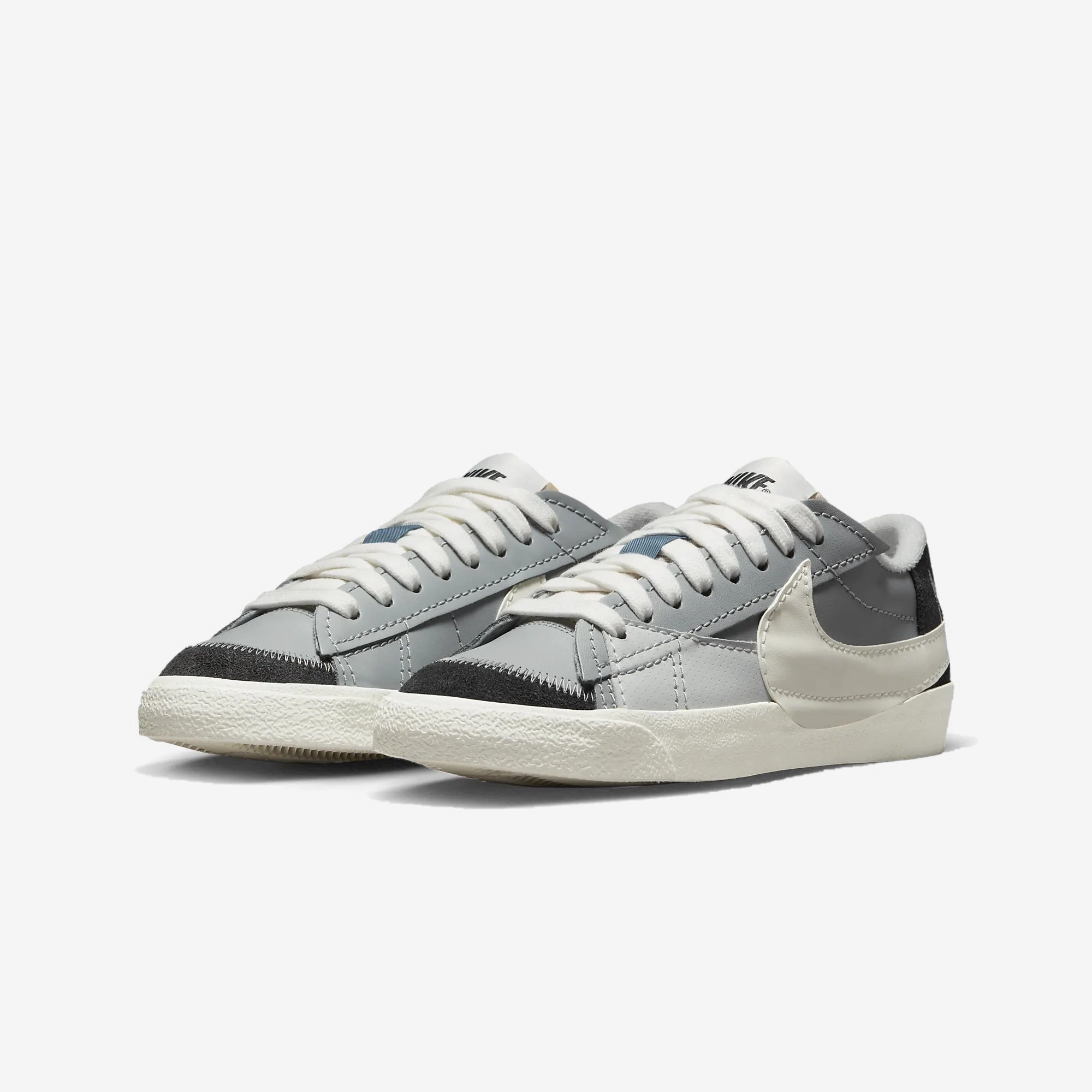 Nike | BLAZER LOW '77 JUMBO SE { LT SMOKE GREY/SAIL-PHOTON DUST