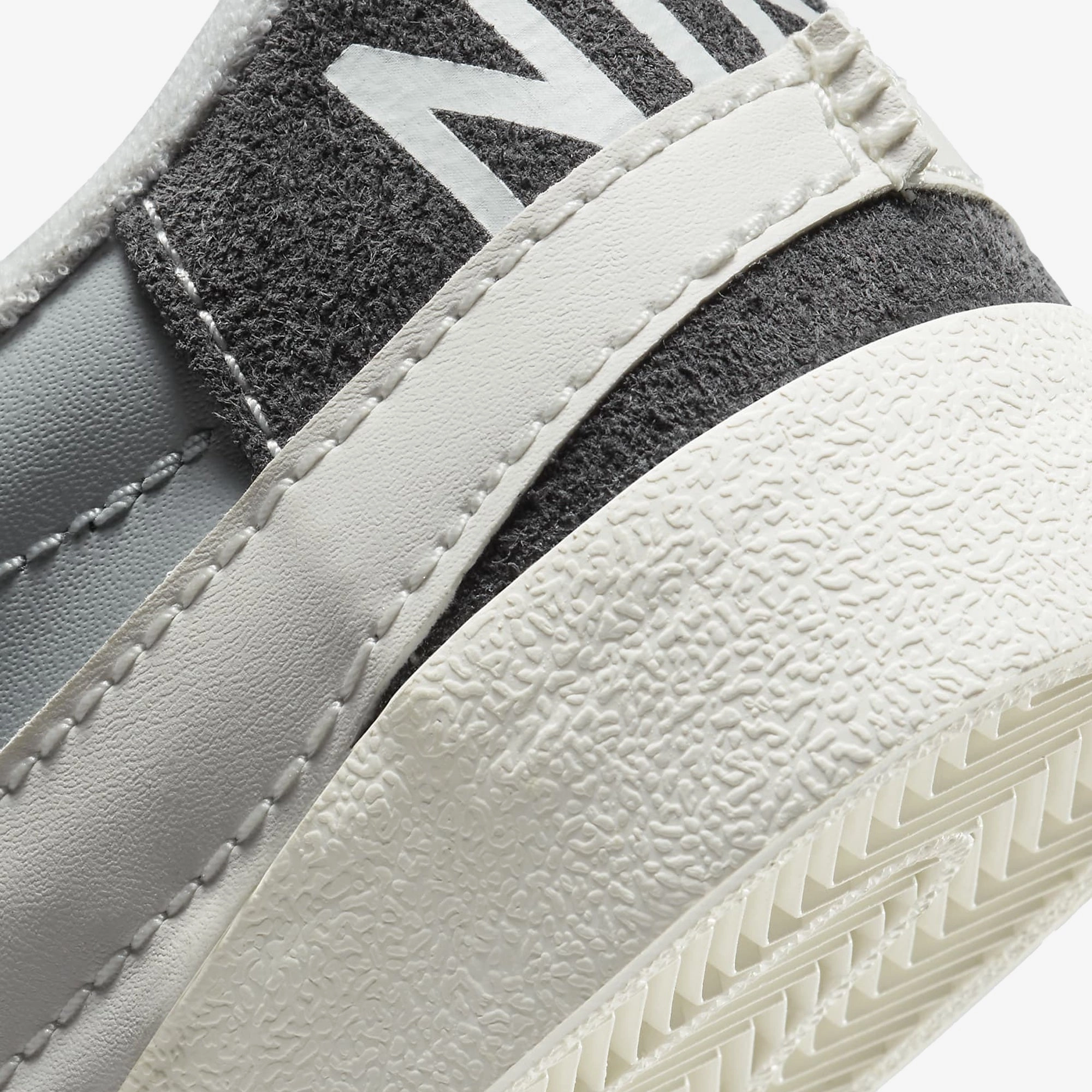 Nike | BLAZER LOW '77 JUMBO SE { LT SMOKE GREY/SAIL-PHOTON DUST