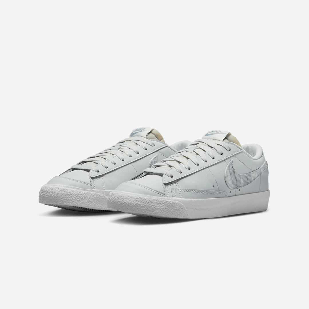 Nike | BLAZER LOW '77 PREMIUM { LIGHT SILVER/MICA GREEN
