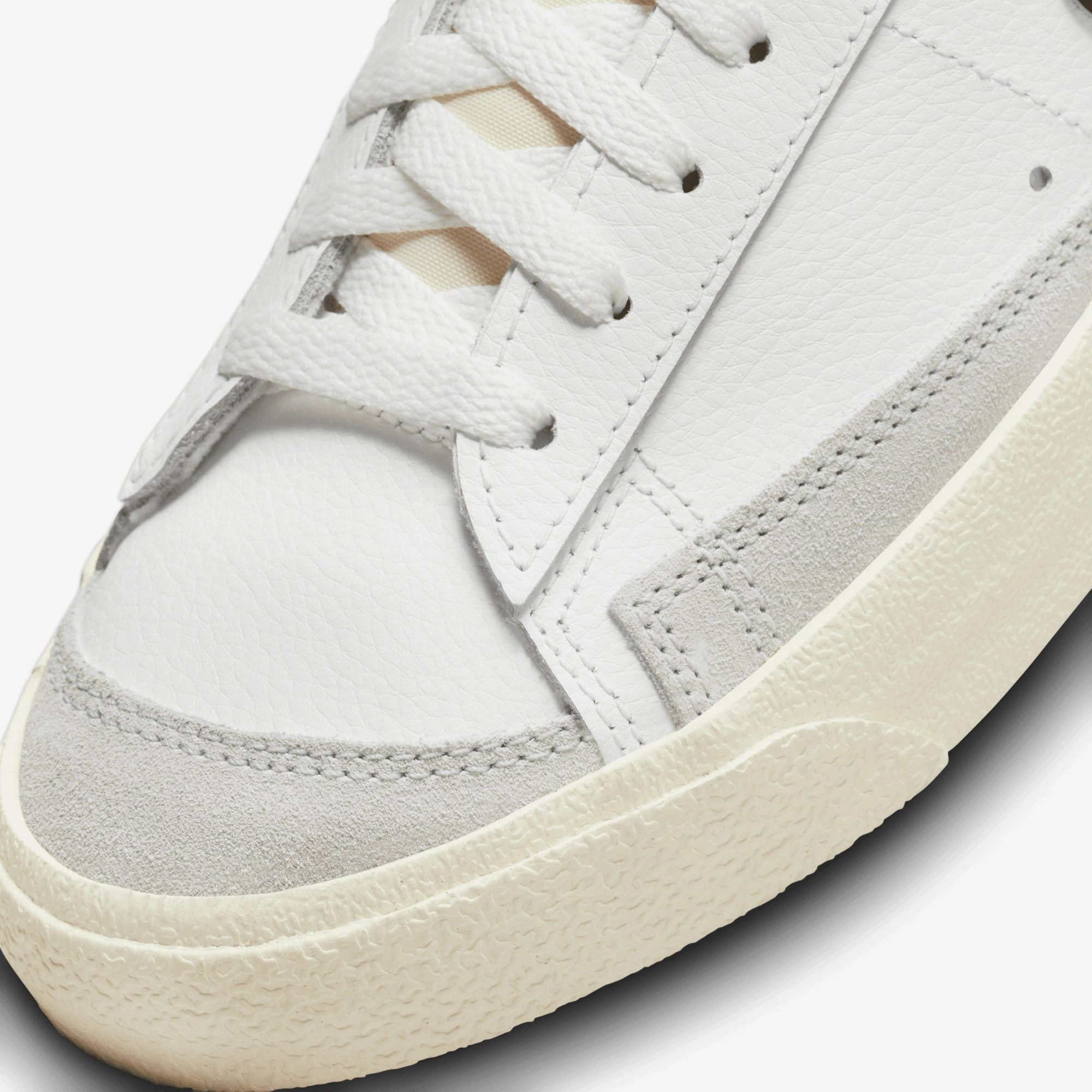 Nike | BLAZER LOW '77 SE REMIX { SUMMIT WHITE/LIGHT SILVER-BLACK