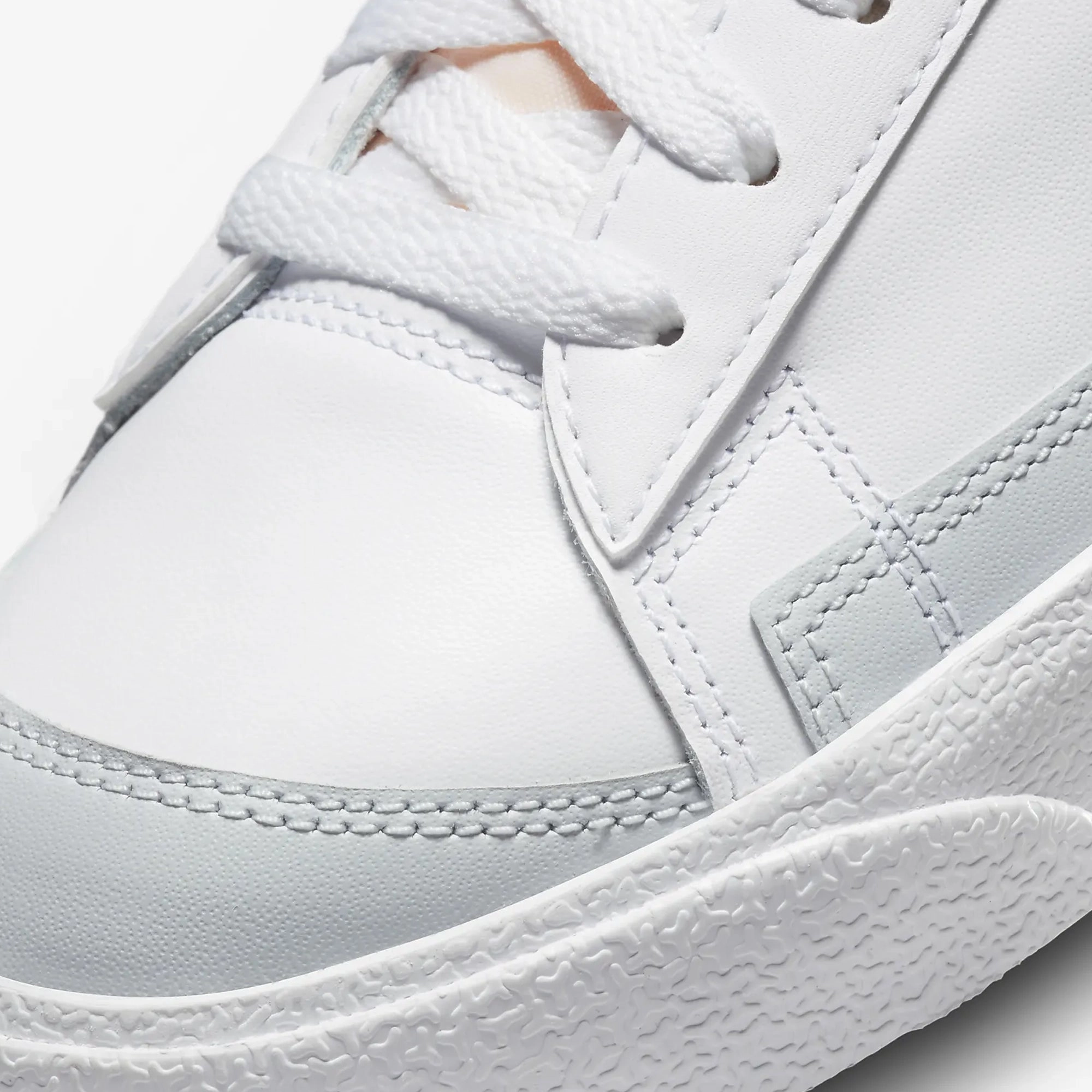 Nike | BLAZER LOW '77 VINTAGE { WHITE/BLACK-PURE PLATINUM