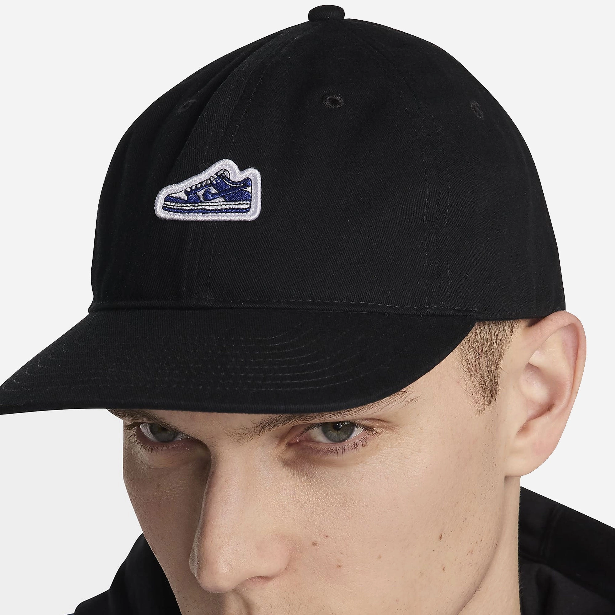 NIKE | CLUB UNSTRUCTURED PATCH CAP { BLACK