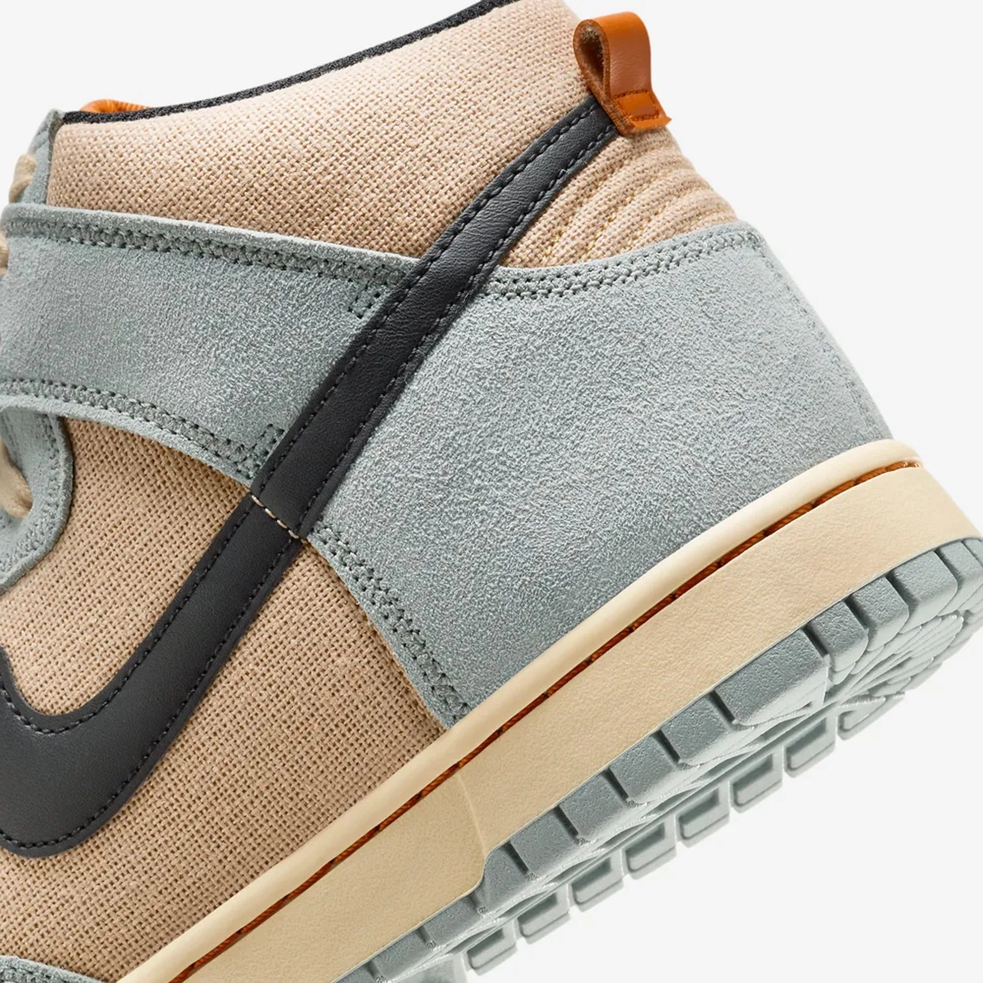 Nike | DUNK HIGH RETRO SE  { GRAIN/BLACK-LIGHT PUMICE-PALE VANILLA