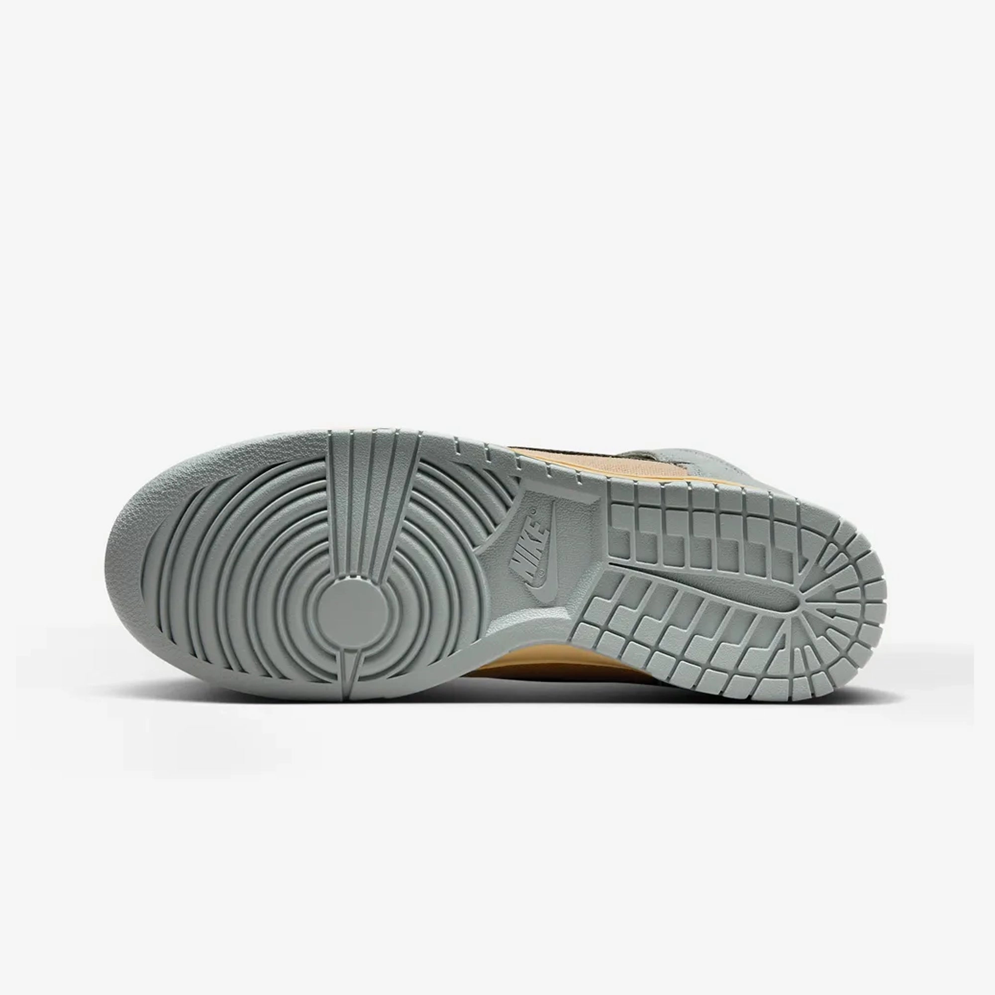 Nike | DUNK HIGH RETRO SE  { GRAIN/BLACK-LIGHT PUMICE-PALE VANILLA