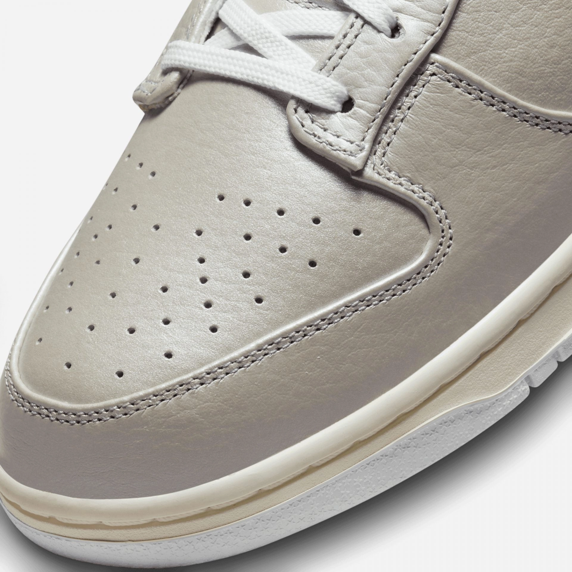 Nike | DUNK LOW  { METALLIC SILVER