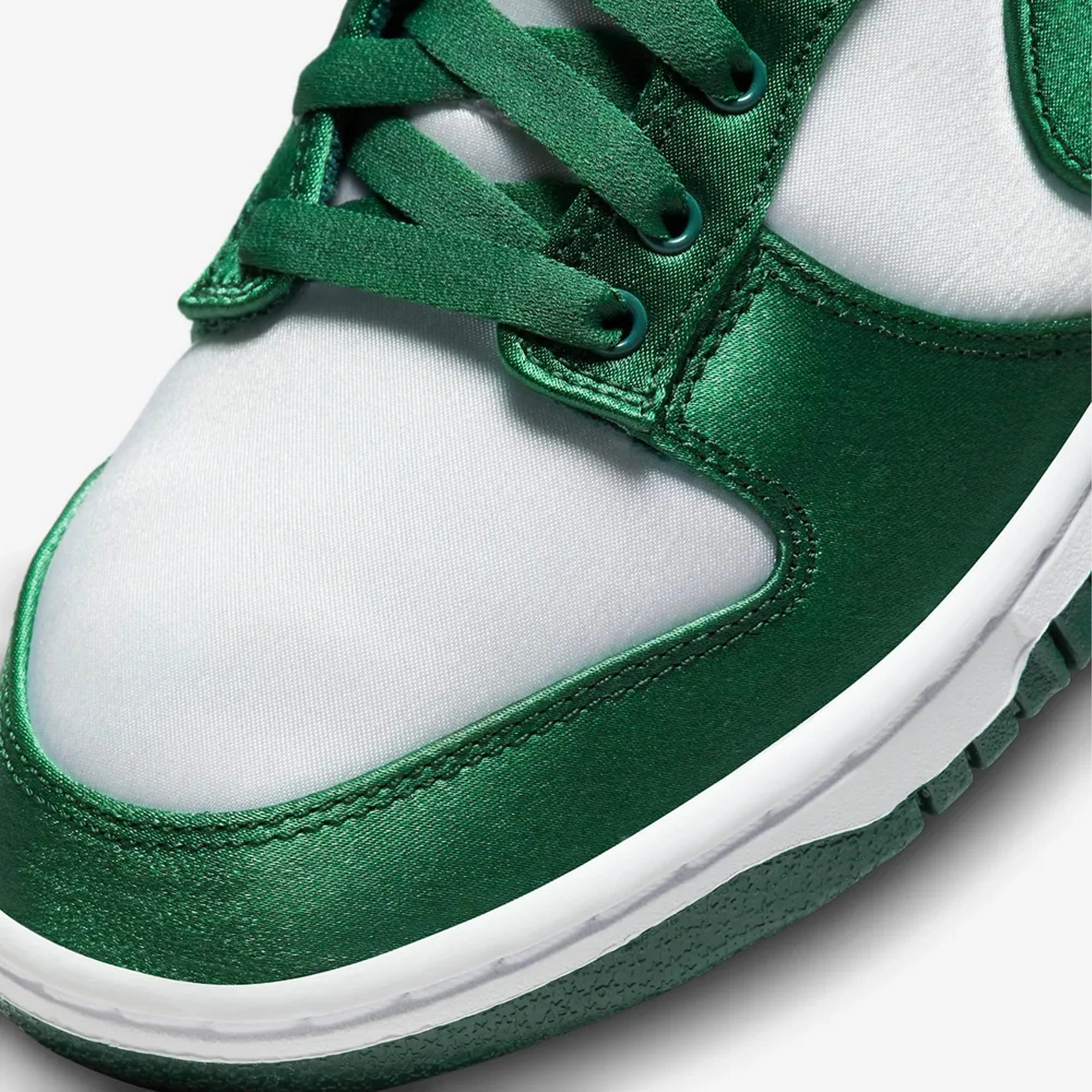 Nike | DUNK LOW  { WHITE/TEAM GREEN