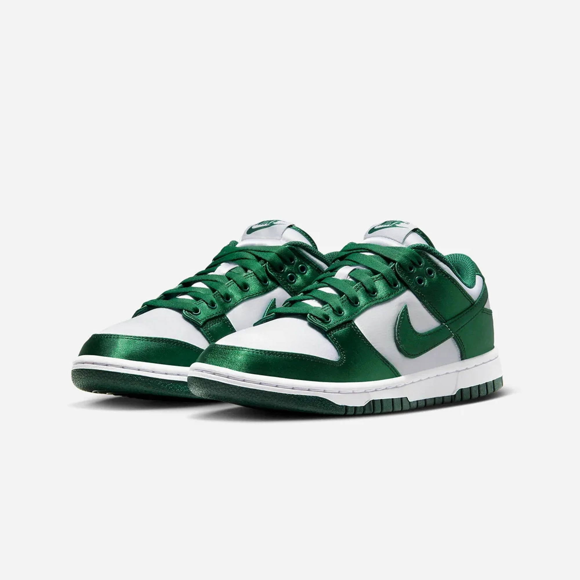 Nike | DUNK LOW  { WHITE/TEAM GREEN