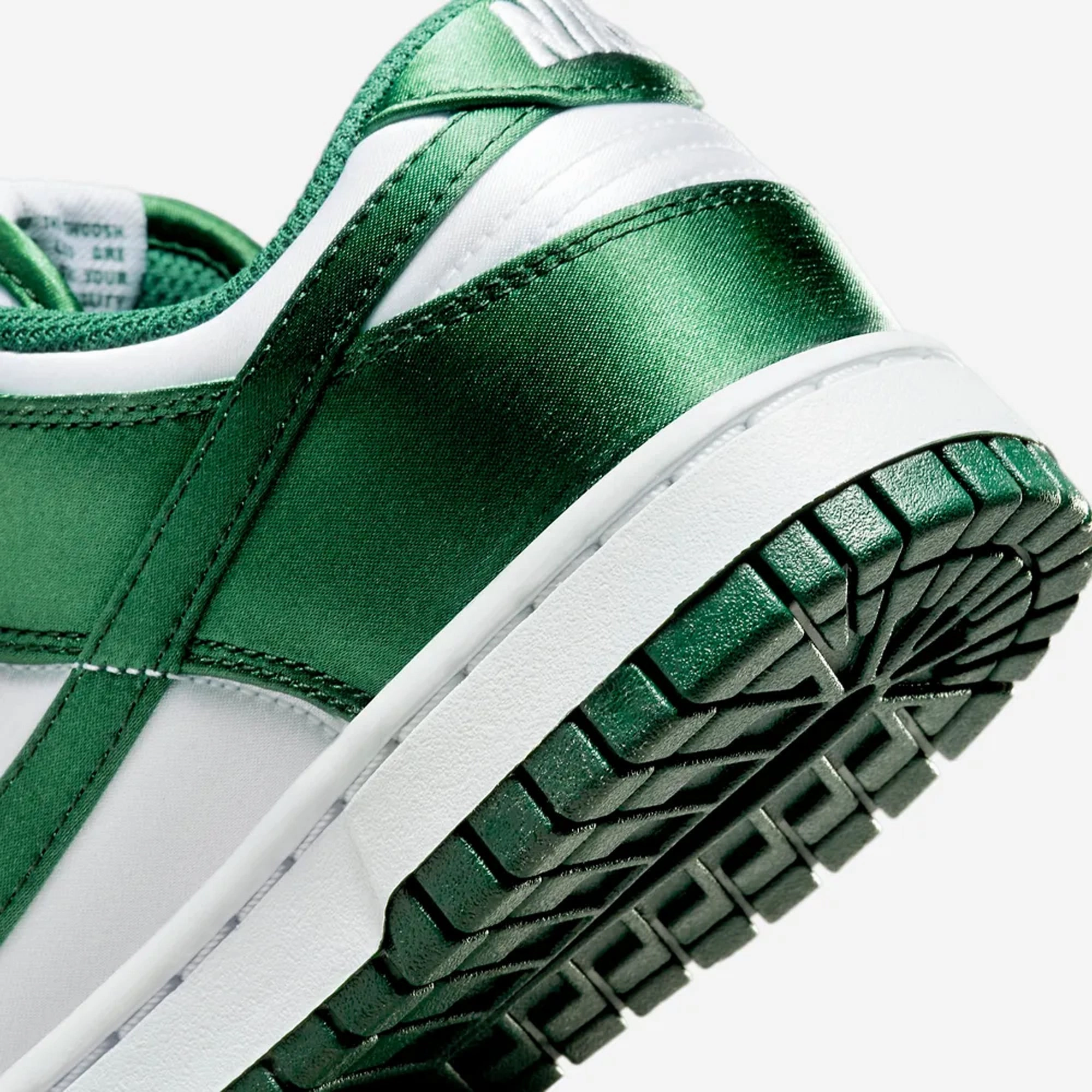 Nike | DUNK LOW  { WHITE/TEAM GREEN