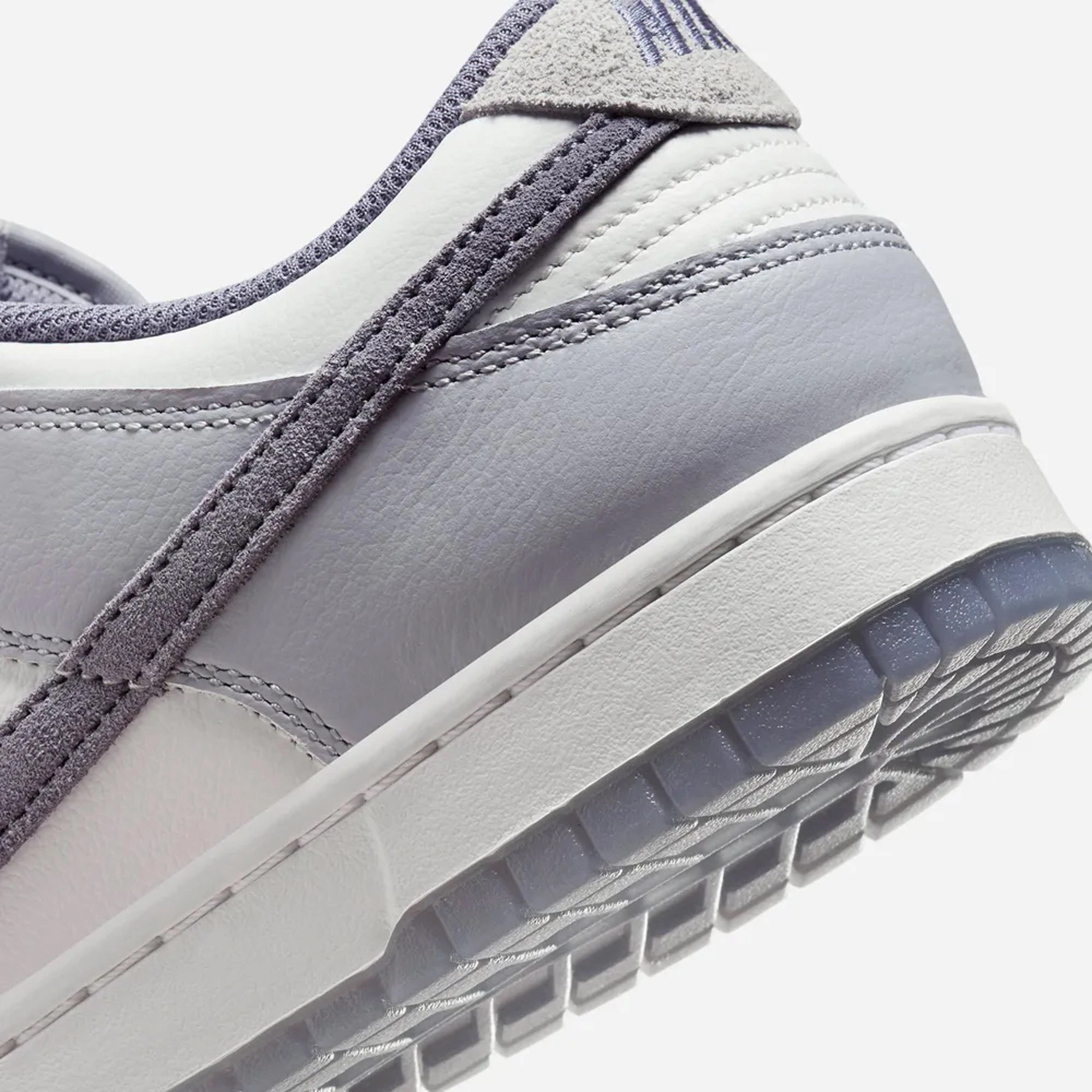 Nike | DUNK LOW RETRO SE  { WHITE/LIGHT CARBON-PLATINUM TINT