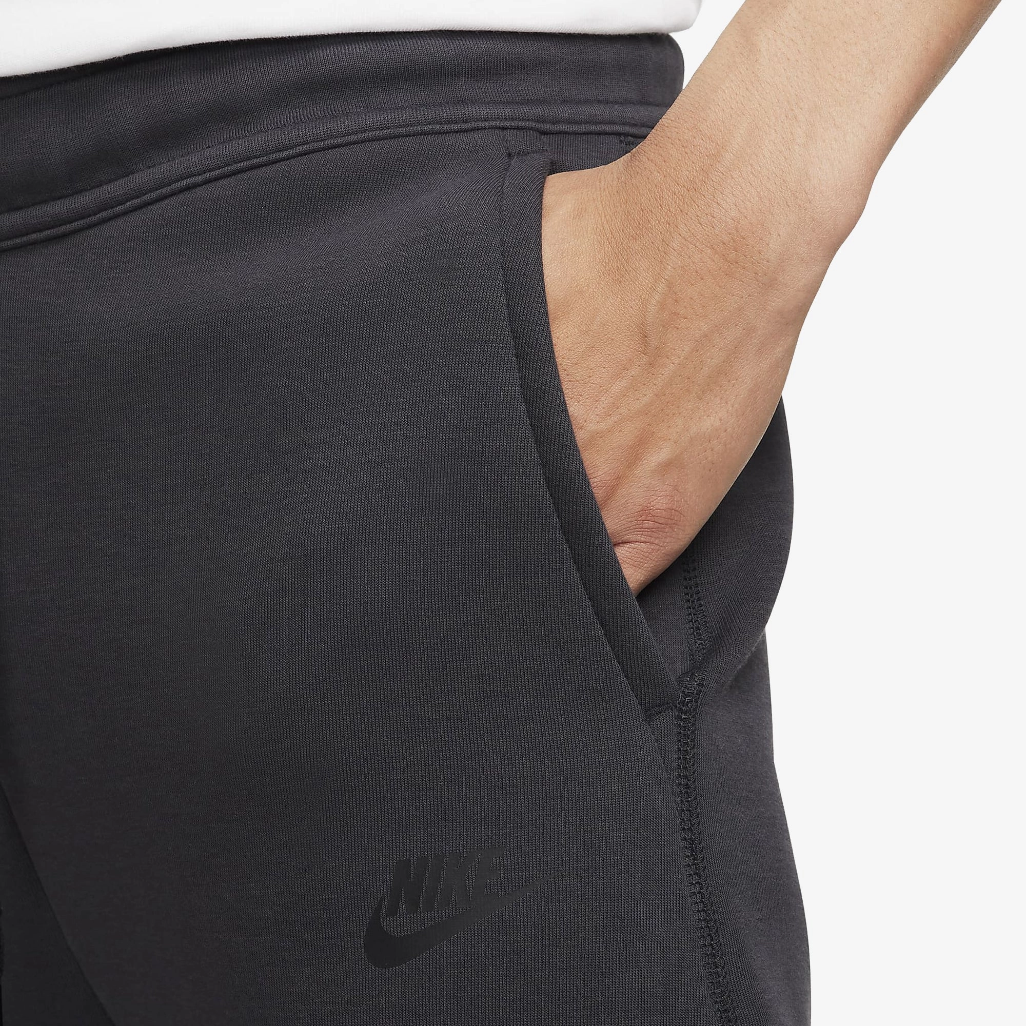 Nike | SPORTSWEAR TECH FLEECE SLIM FIR JOGGERS  { BLACK/BLACK