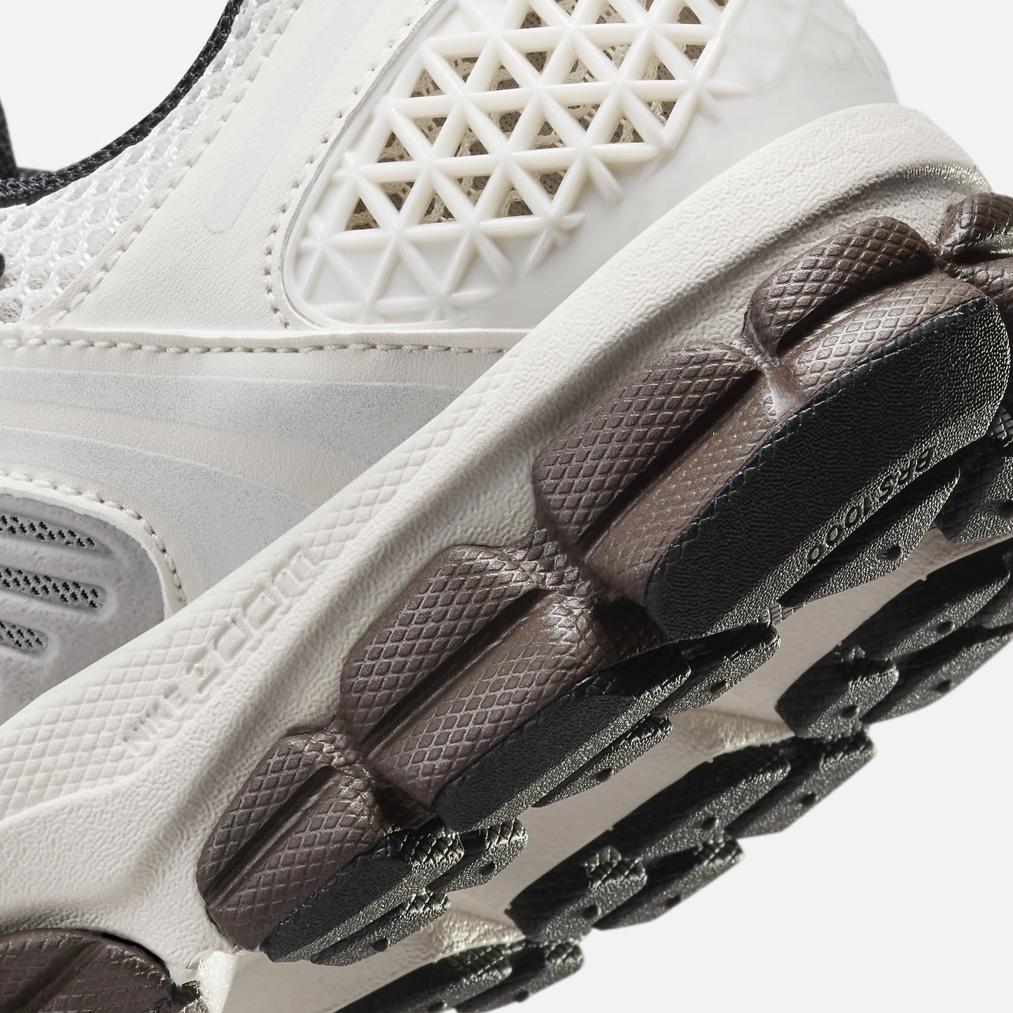 Nike | ZOOM VOMERO 5  { PHANTOM/MTLC PLATINUM-LT IRON ORE