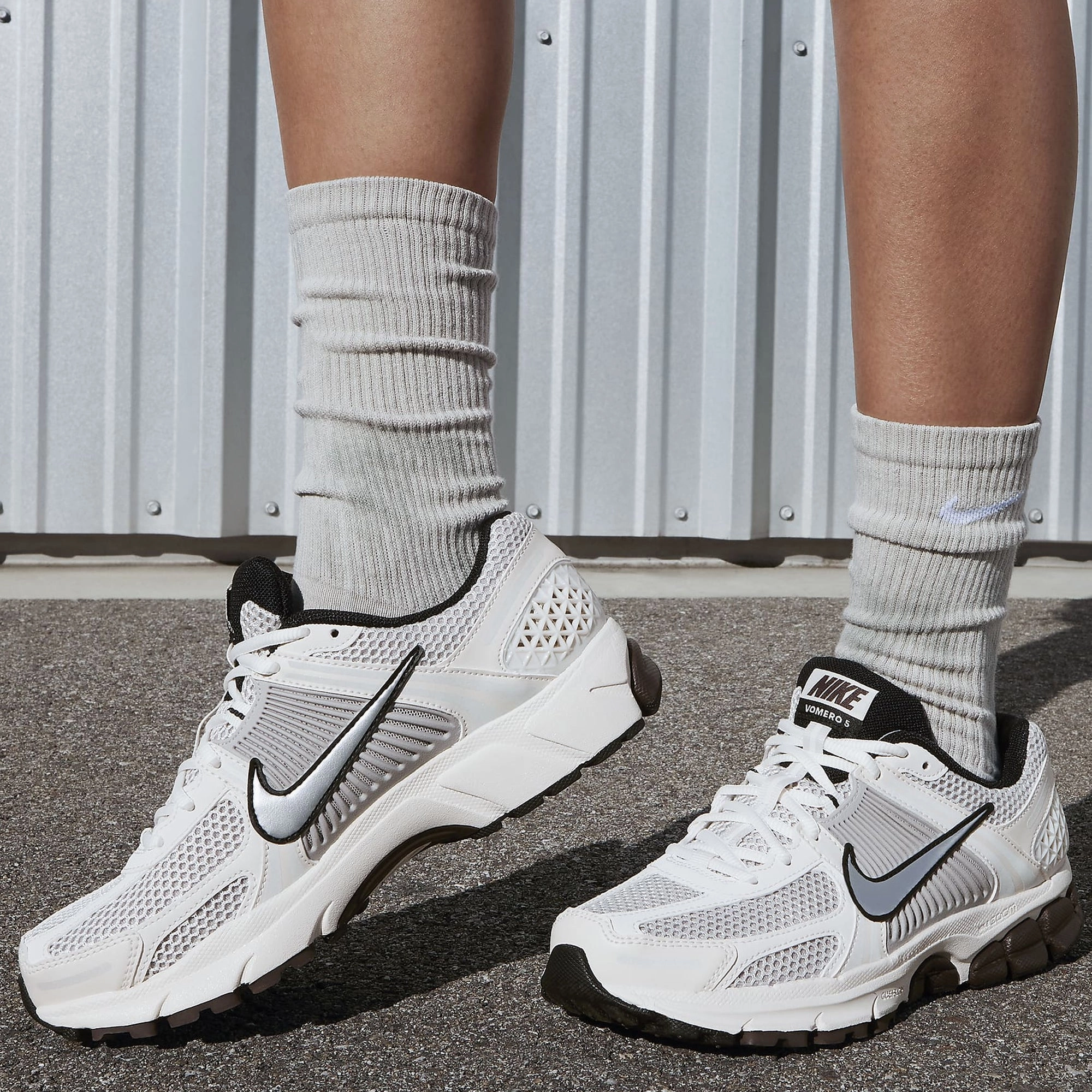 Nike | ZOOM VOMERO 5  { PHANTOM/MTLC PLATINUM-LT IRON ORE