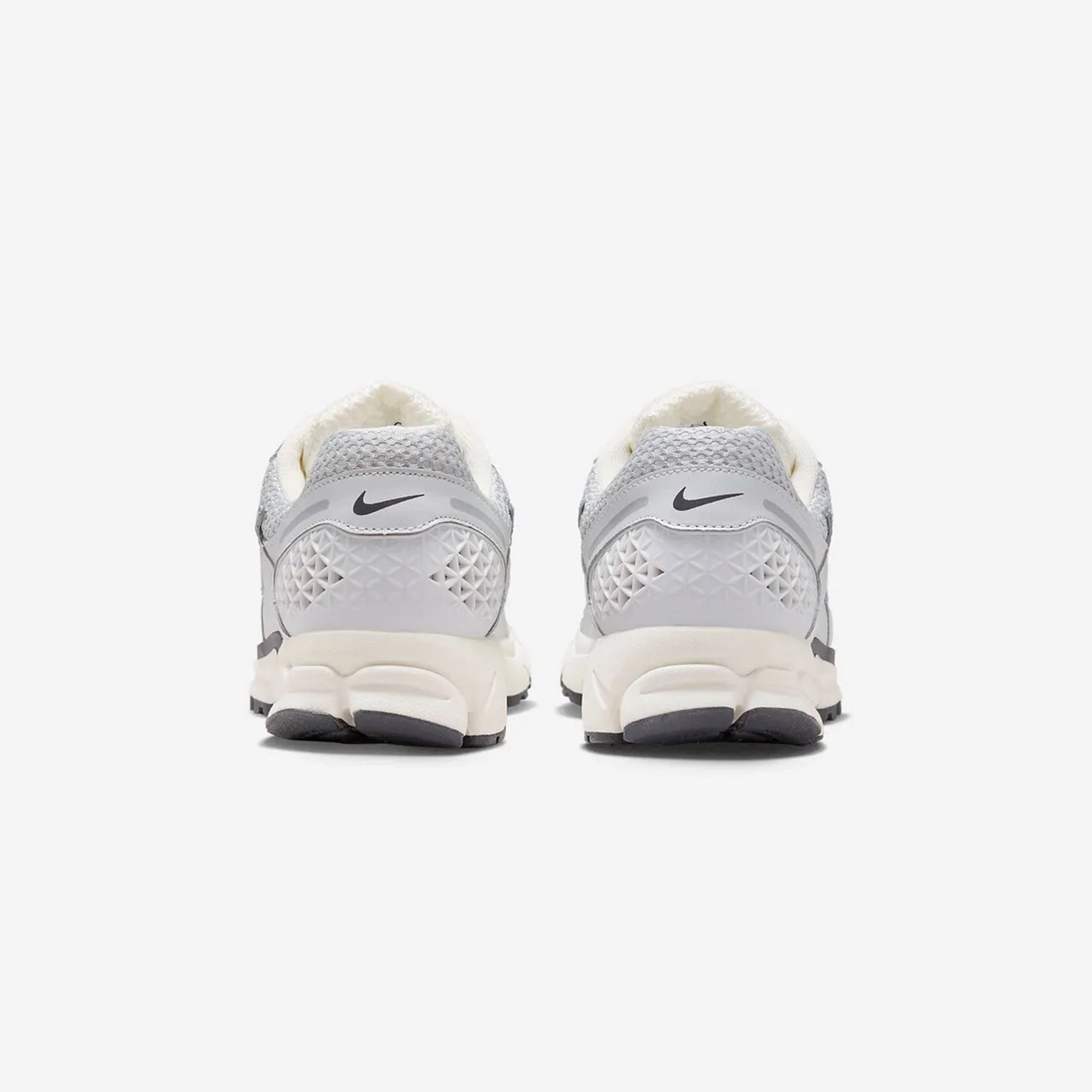 Nike | ZOOM VOMERO 5  { PHOTON DUST/CHROME-GRIDIRON-SAIL