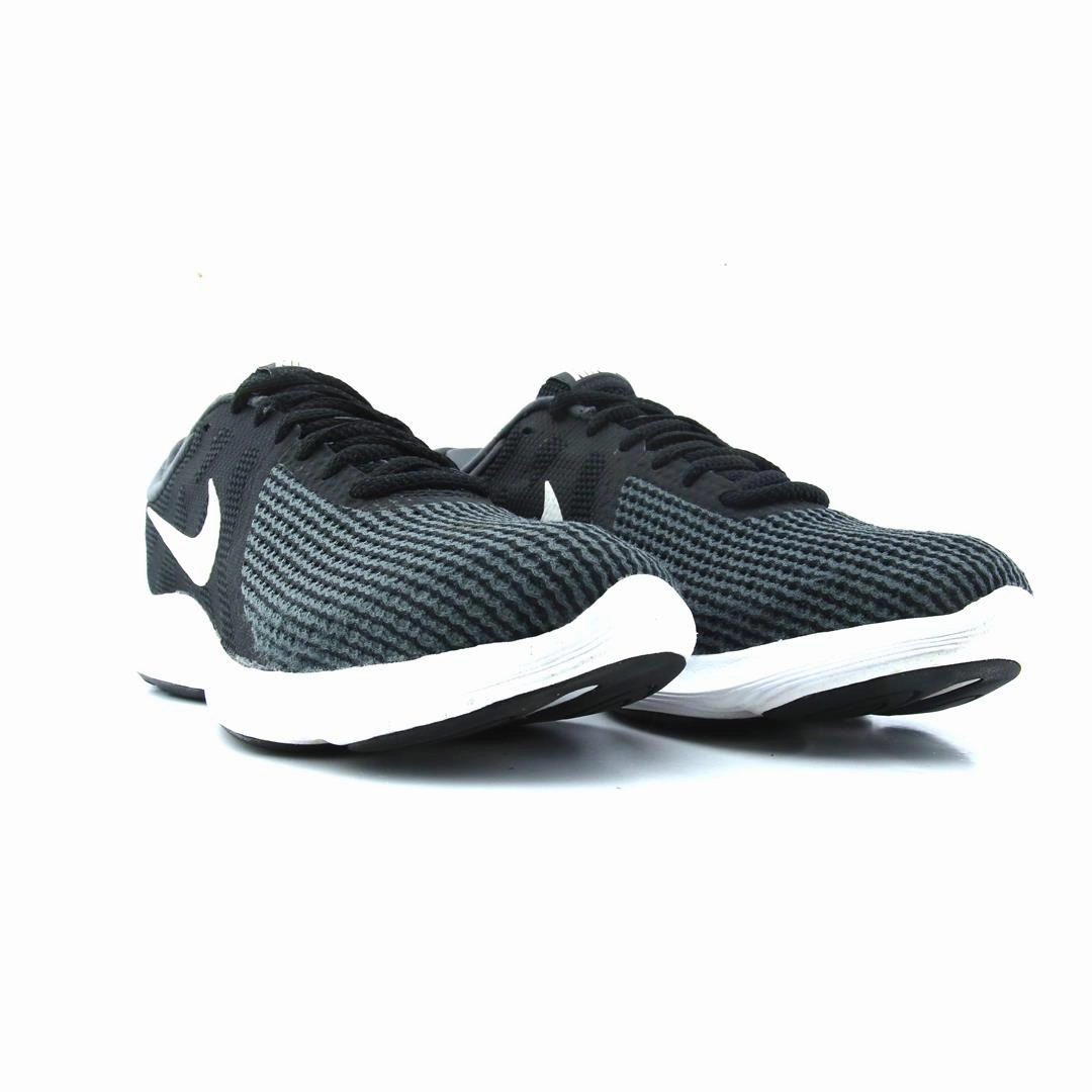 NIKE REVOLUTION 4