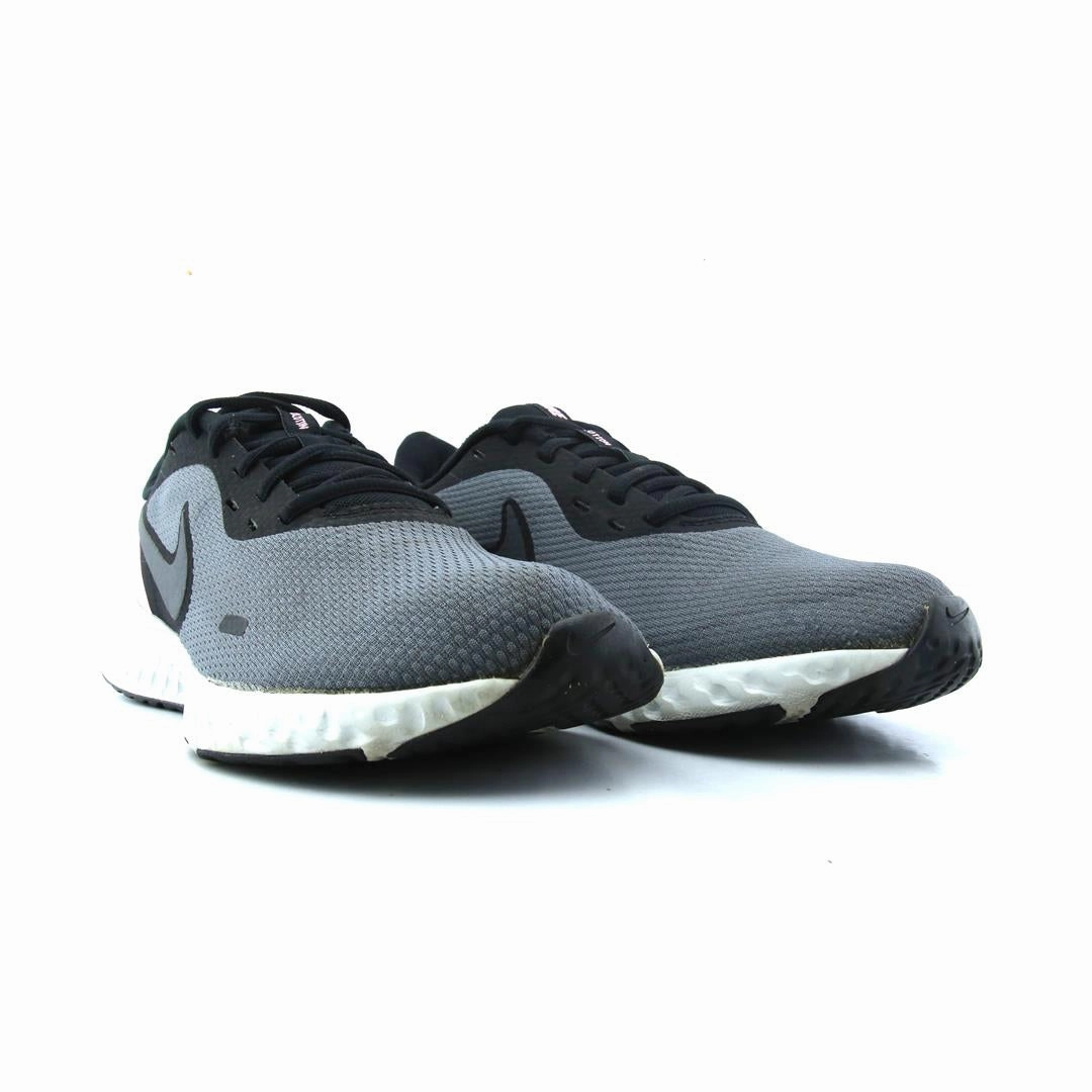 NIKE REVOLUTION 5