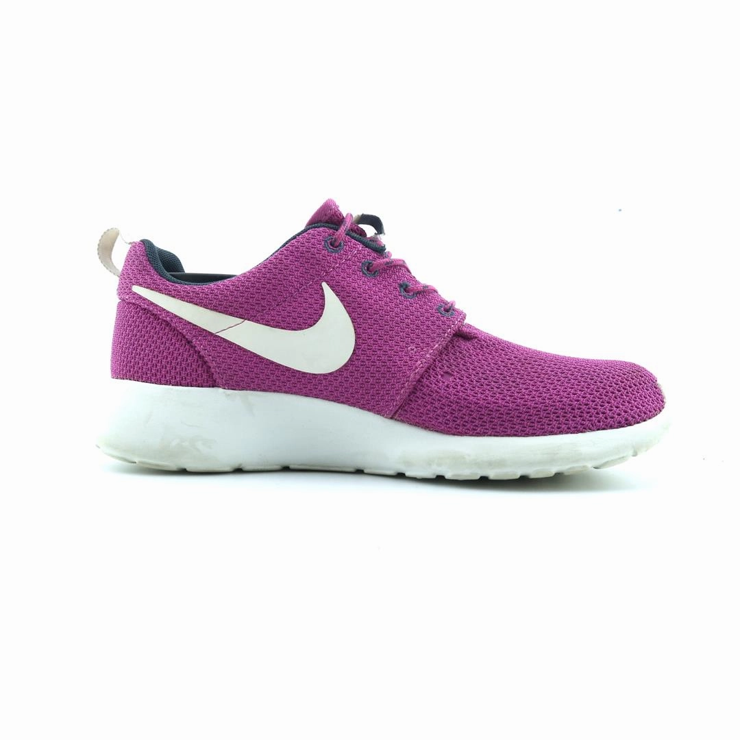NIKE ROSHE ONE